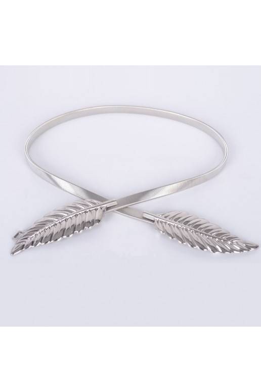 Slim resilient belt with detailed buckle in leaves shape.