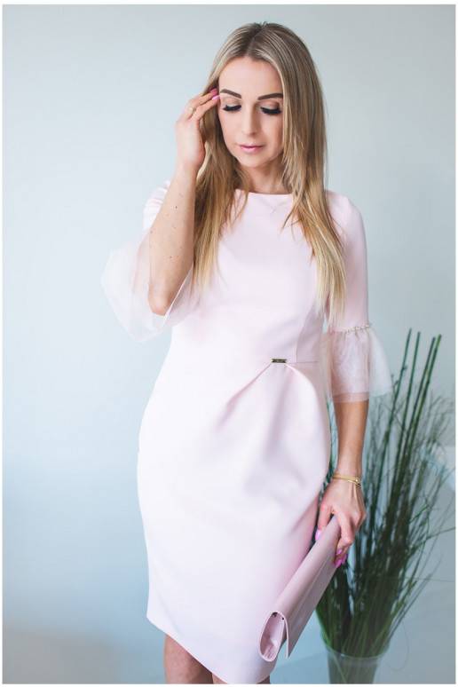 rausvos-spalvos-suknele-su-puosniomis...