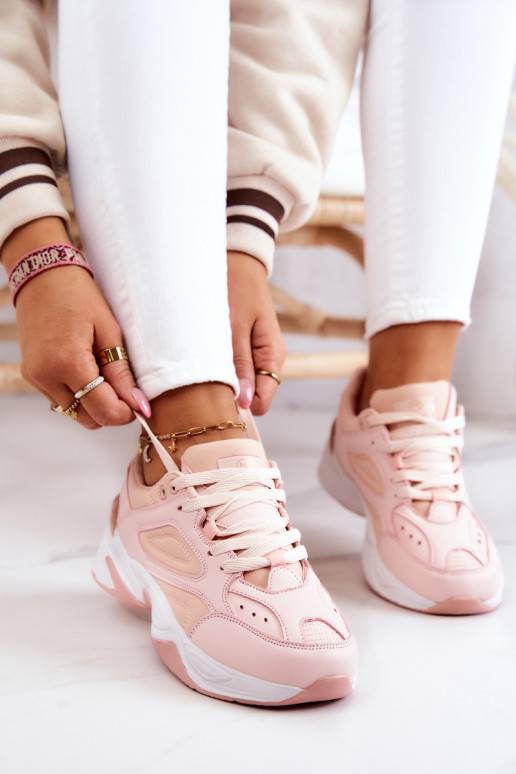 Women's sports shoes tied with pink Hassie