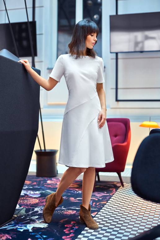 baltos-spalvos-suknele-is-be