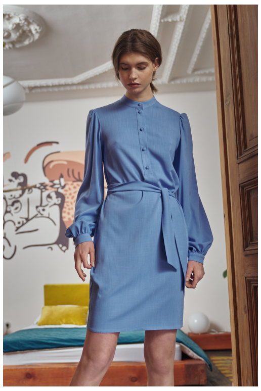 suknele-placiomis-rankovemis-is-nife