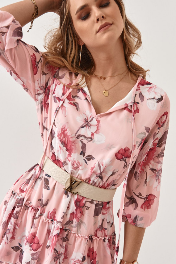 Dress with floral patterns and laces at the neckline in a pink shade