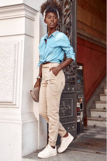 Denim pants with a chain in brown