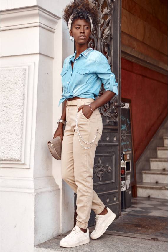 Denim pants with a chain in brown