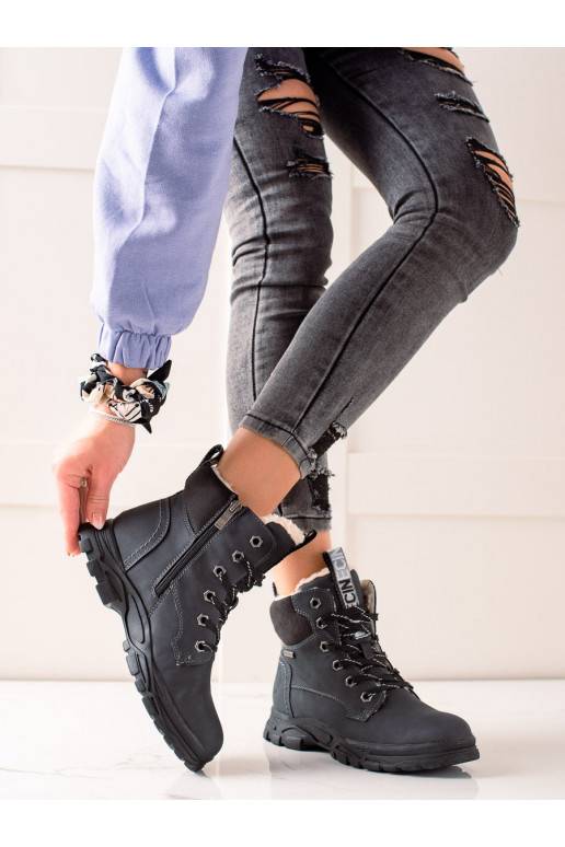 Sporty style black boots 