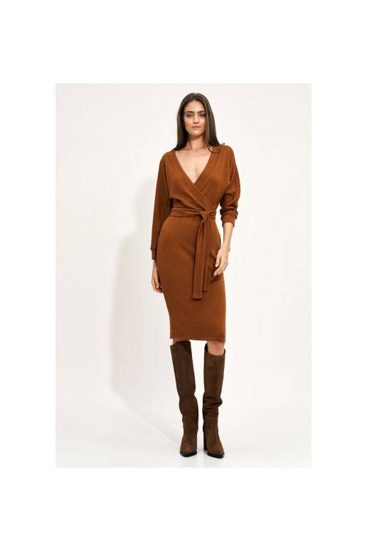 Laisvalaikio suknelė su V formos...